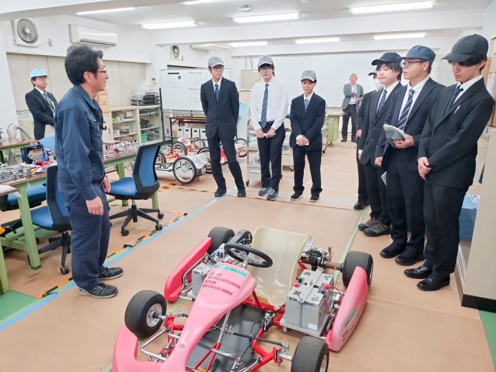 関東職業能力開発大学校の職業訓練指導員から業務説明を受ける職業大生