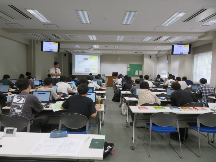 ノートパソコンを使用してSPI対策講座を受ける職業大生