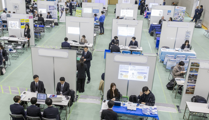 合同企業セミナーで熱心に話を聞く職業大生
