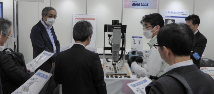 センチュリーイノヴェーション株式会社、株式会社HATOの展示ブースの様子