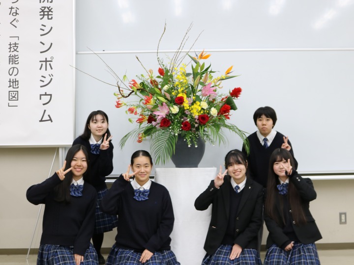 完成した演台花と、白梅学園高等学校華道部員の皆さま