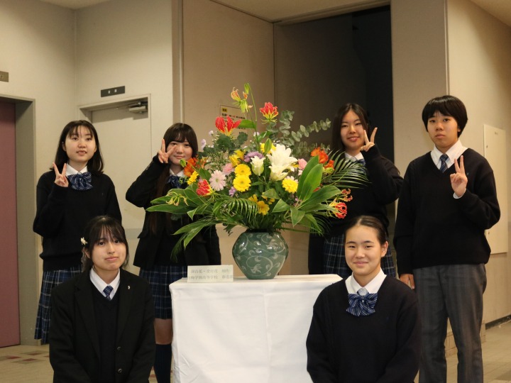完成した受付花と、白梅学園高等学校華道部員の皆さま