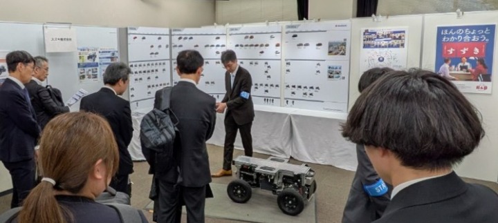 スズキ株式会社の展示ブースの様子